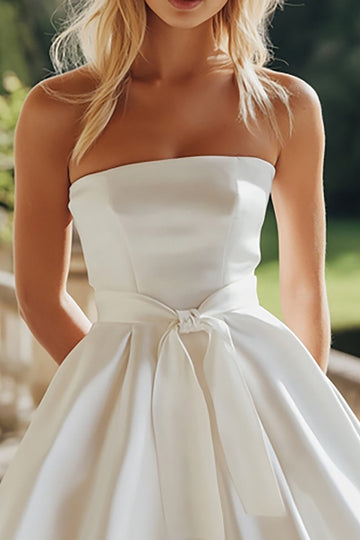 Robe de graduation midi trapèze en satin blanc sans bretelles avec nœud papillon